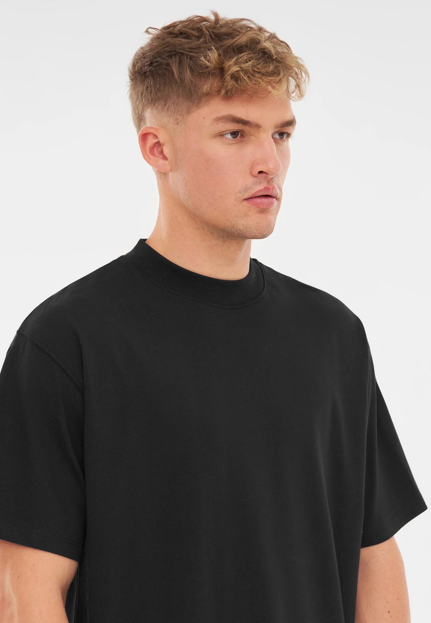 black_plain_oversized_tshirt_boy_model1_closeup
