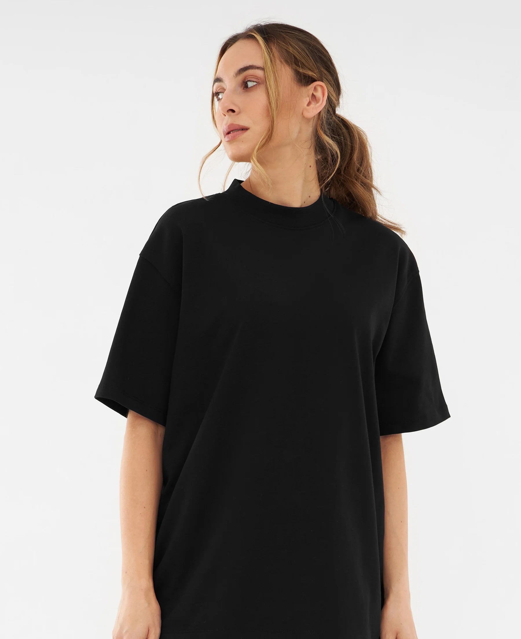 black_plain_oversized_tshirt_girl_model1