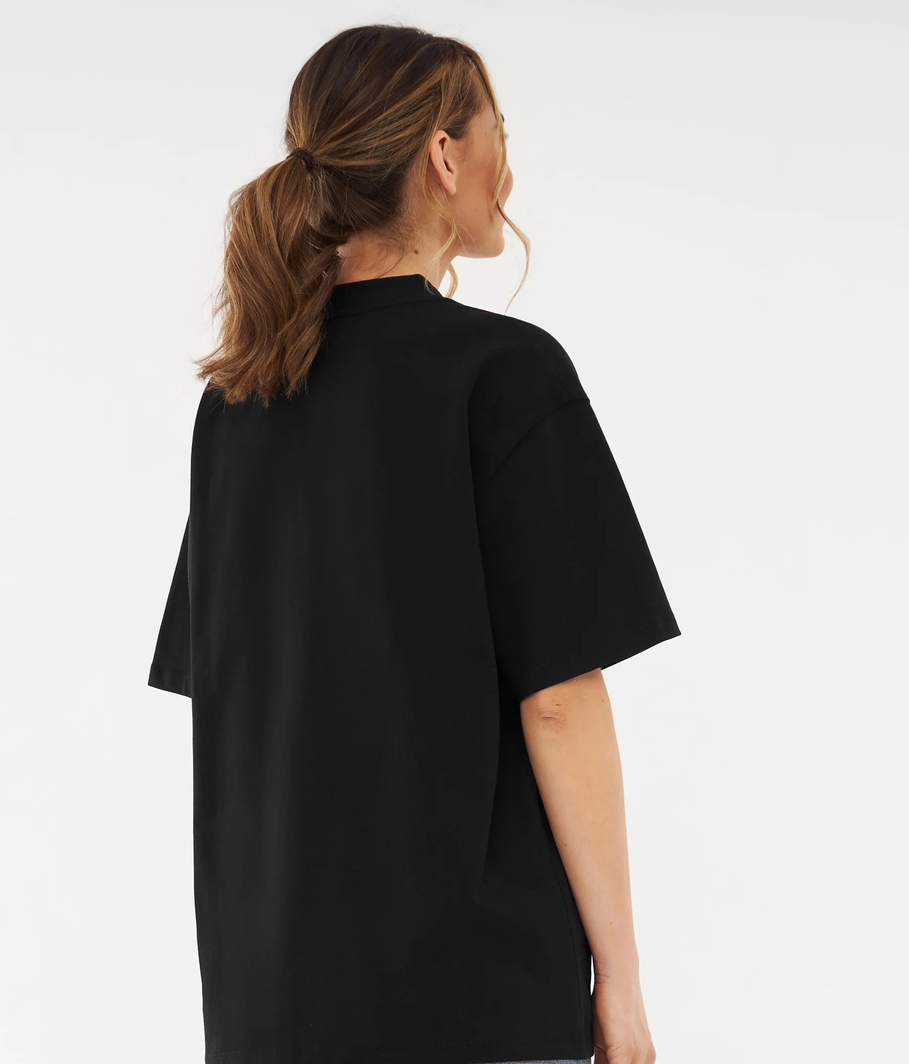 black_plain_oversized_tshirt_girl_model2