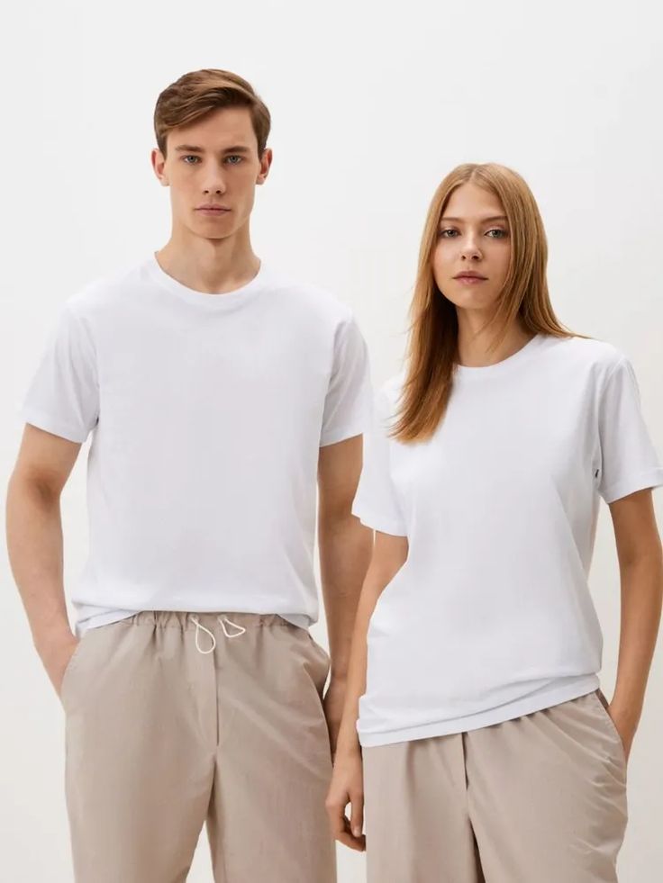 white_plain_oversized_tshirt_unisex_model1